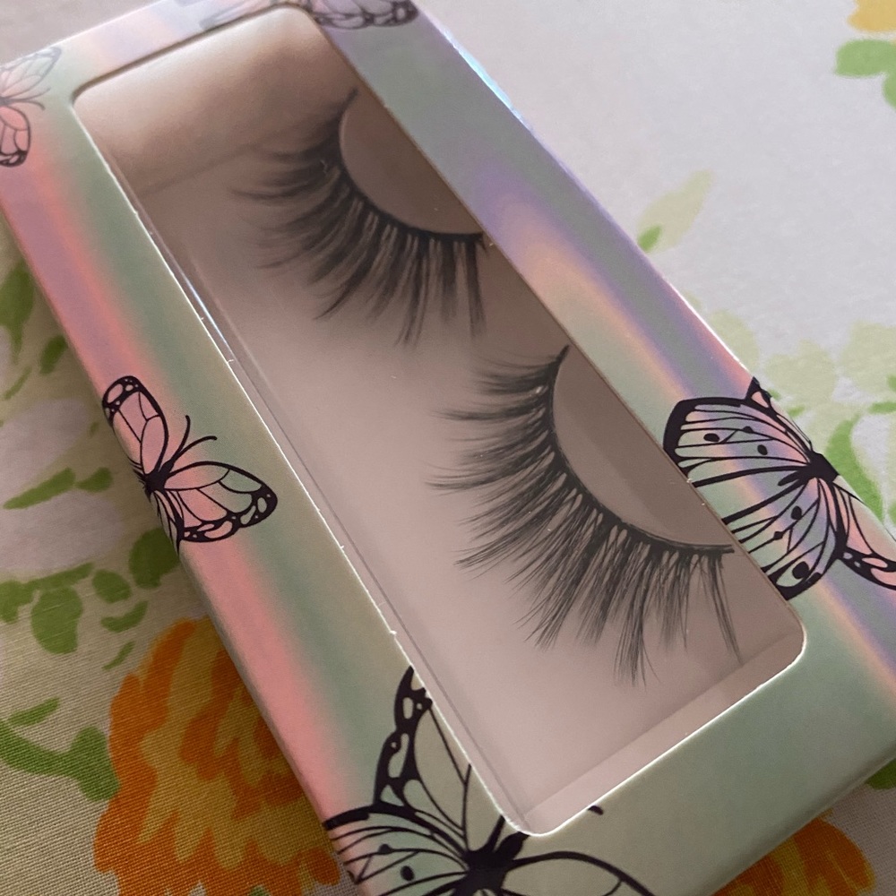 False Eyelashes - Picture 2 of 3
